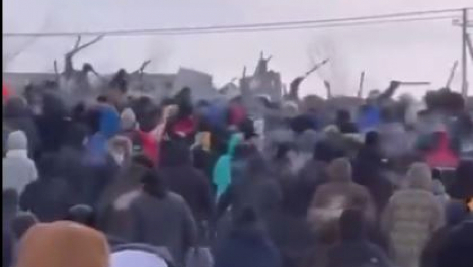 LETE GRUDVE I SUZAVCI, PUTIN POSLAO GARDU Okršaj policije i prozapadnih demonstranata na Uralu, lažni aktivista završio u zatvoru (VIDEO)