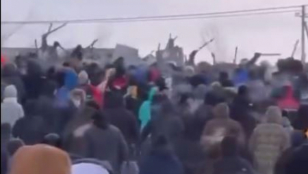 LETE GRUDVE I SUZAVCI, PUTIN POSLAO GARDU Okršaj policije i prozapadnih demonstranata na Uralu, lažni aktivista završio u zatvoru (VIDEO)