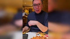 "NA VISINSKIM SAM PRIPREMAMA" Vučić se oglasio iz Davosa: Ovaj krompir i ovaj sir će me držati do subote, pozivam vas da stvaramo bolju Srbiju (VIDEO)