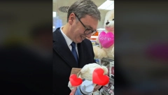 POŠTO NE UMEM JA DA KAŽEM, BAREM NEKA PROČITAJU Evo koje poklone je Vučić kupio za Danila, Vukana i Milicu (VIDEO)
