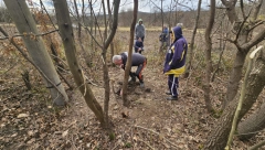CELO SELO NA NOGAMA, SVI SE KRSTE I NE MOGU DA VERUJU SVOJIM OČIMA Šiklja vrela voda iz zemlje, termometar pokazao 100 stepeni! (FOTO)