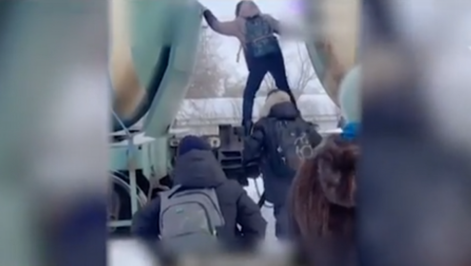 TRAGEDIJA IZBEGNUTA ZA DLAKU Žena spasla dete koje je umalo pregazio voz (VIDEO)