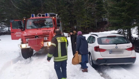 DRAMA SRPSKE PORODICE NA BERANAMA Trudnica i deca ostali zavejani u snegu (FOTO)