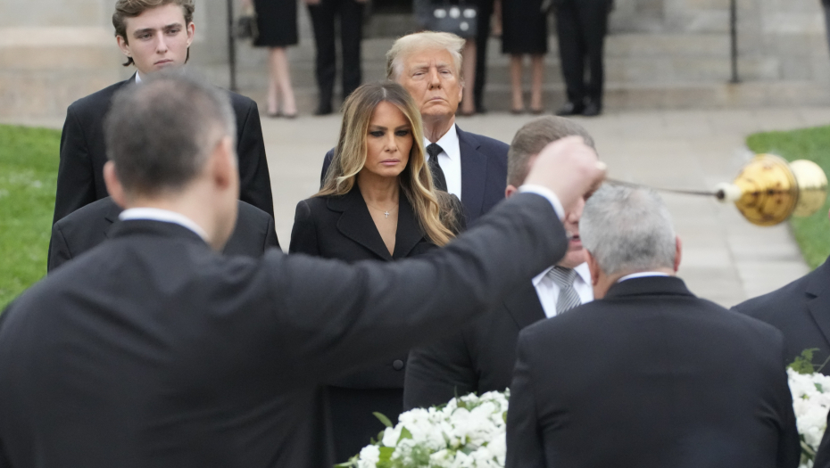 TRAMP SE ZBOG NJE OPASNO POSVAĐAO SA SUDIJOM Sahranjena majka bivše prve dame Melanije Tramp