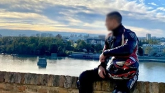 OVO JE POVREĐENI MOTOCIKLISTA IZ ODŽAKA Auto mu presekao put, on i devojka pali sa motora!