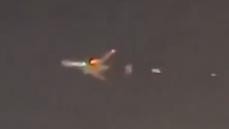 ZAPALIO SE AVION TOKOM LETA Gori nebo (VIDEO)