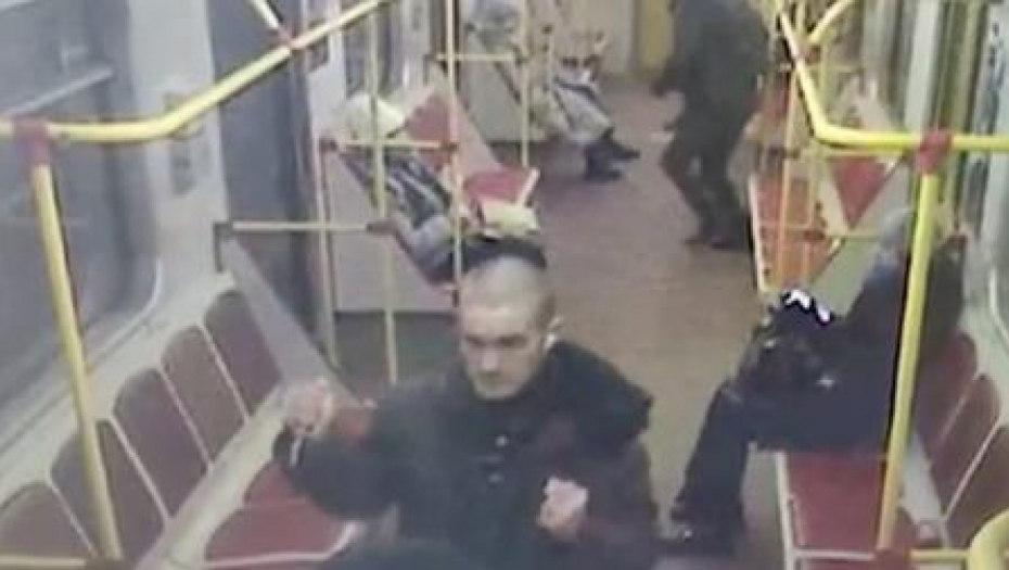 (UZNEMIRUJUĆI VIDEO) Nožem ranio dvoje ljudi, pa pobegao