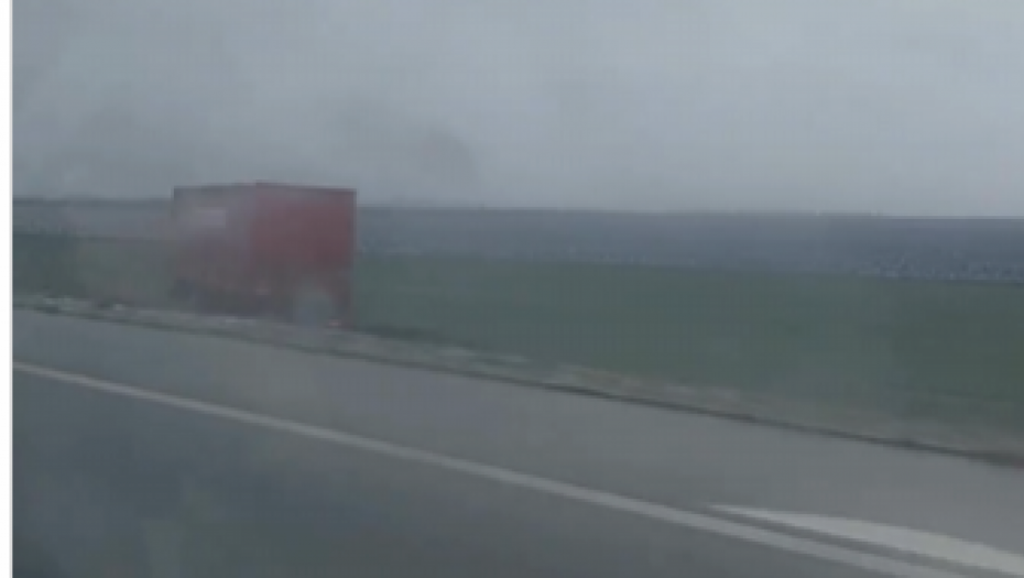 KAMION SLETEO SA PUTA I ZAVRŠIO U NJIVI Nesreća kod Novog Sada (VIDEO)