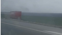 KAMION SLETEO SA PUTA I ZAVRŠIO U NJIVI Nesreća kod Novog Sada (VIDEO)