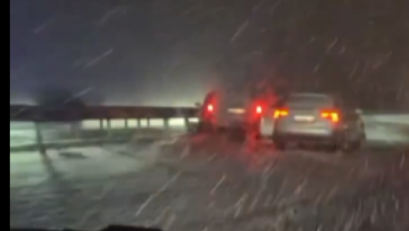 LANČANI SUDAR NA AUTO-PUTU Četiri automobila slupana na izlazu iz Rume (VIDEO)