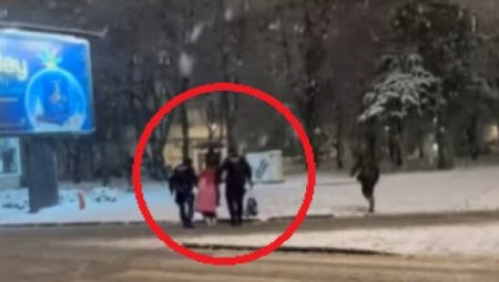 POLICIJSKA "AKCIJA" ODUŠEVILA JAVNOST, ODMAH SU IH SNIMILI Pogledajte šta rade dok veje sneg u Beogradu (VIDEO)