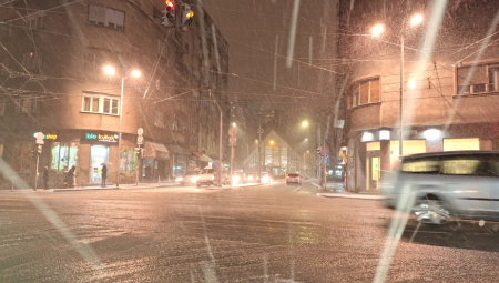 EMOTIVNA PORUKA OSVANULA ISPRED "TIRŠOVE" Tri reči ispisane na snegu, prolaznici se smeju i plaču (FOTO)