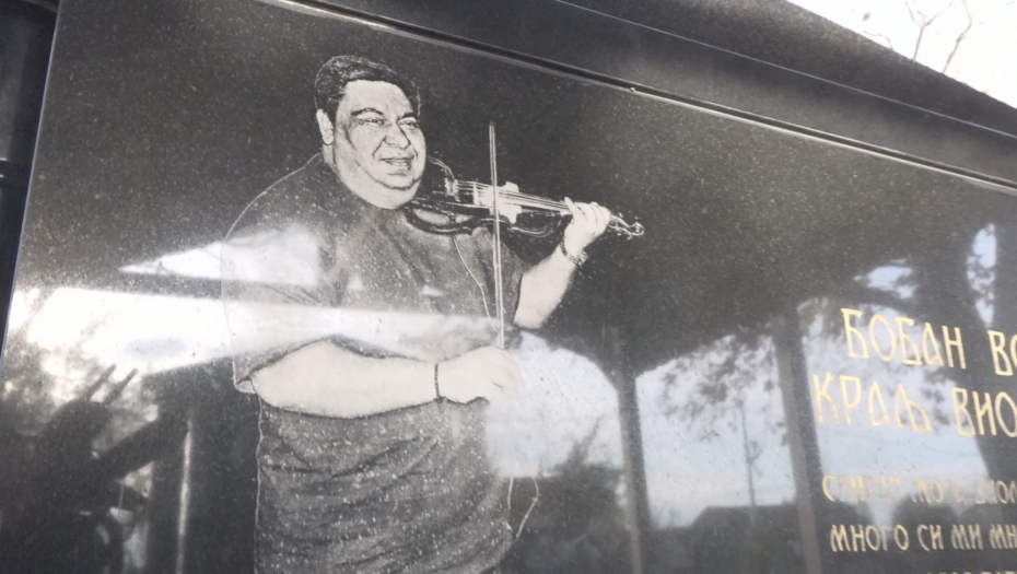 "NAJMUZIKALNIJE GROBLJE U SRBIJI" Na svakom spomeniku ucrtan po jedan instrument (FOTO)
