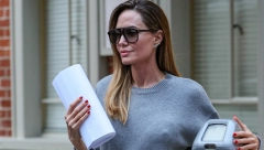 PRISTALICA JE VEČNE ELEGANCIJE Anđelina Džoli u pantalonama koje laskaju svakoj ženi, a u ovaj detalj su svi gledali