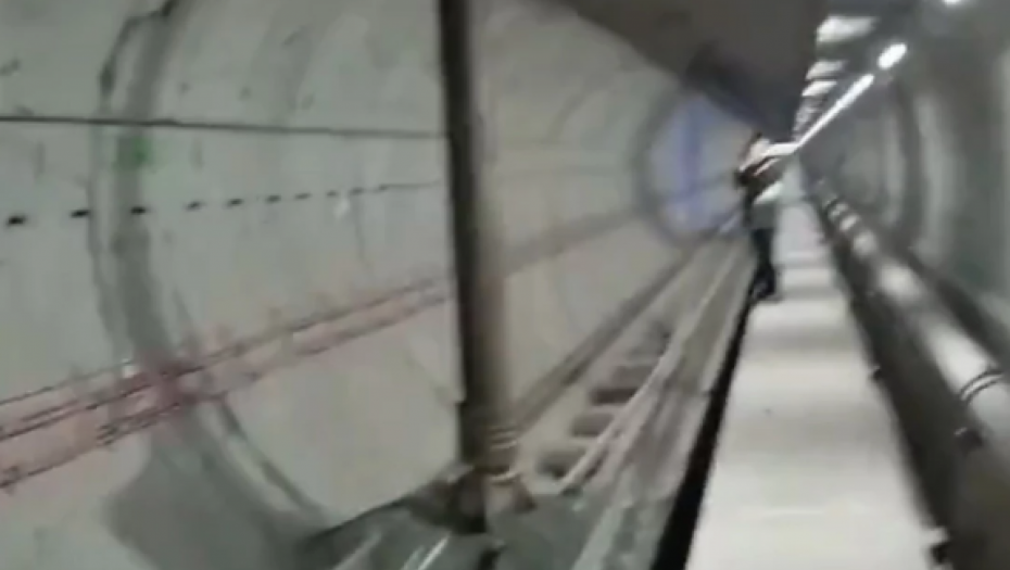 ZA DLAKU IZBEGNUTA TRAGEDIJA Bušilica probila tunel metroa u Istanbulu (VIDEO)