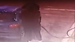 KAMERE ZABELEŽILE SRAMNU KRAĐU NA PUMPI KOD ORLOVAČE Napunila rezervoar i pobegla (VIDEO)