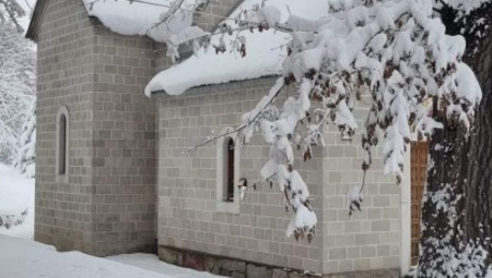 IGUMANIJA ZAROBLJENA U SNEGU Na severu Crne Gore je ozbiljno zavejalo, narod oslobađao srednjovekovni manastir