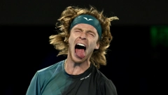 OVAJ ČOVEK NE MOŽE DA SE SMIRI Postao je najnervozniji teniser na svetu: Posle debakla od reketa nije ostalo ništa (VIDEO)