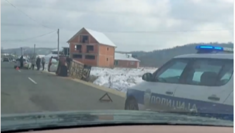 POVREĐENA JEDNA OSOBA Sudarila se dva vozila, automobil sleteo sa puta i prevrnuo se (VIDEO)