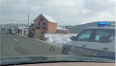 POVREĐENA JEDNA OSOBA Sudarila se dva vozila, automobil sleteo sa puta i prevrnuo se (VIDEO)