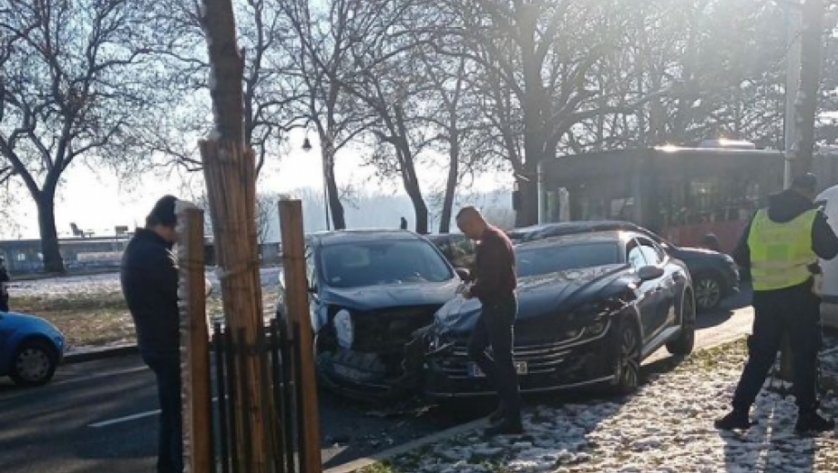 PAKAO U ZEMUNU Automobili se sudarili kod keja, niko ne može da prođe (FOTO)