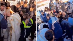 PRAVOSLAVNI SVEŠTENIK LEGAO ISPRED KAPIJE GROBLJA Na sve načine pokušao da zaustavi sahranu, policija reagovala (VIDEO)
