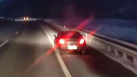 JEZIV SNIMAK SA SRPSKOG AUTO-PUTA Kola grebu bankinu, pa se vraćaju na pravac - OVO JE KAO RUSKI RULET! JEZA (VIDEO)