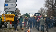 HOROR NA PROTESTU POLJOPRIVREDNIKA U FRANCUSKOJ Žena poginula, otac i ćerka prevezeni u bolnicu