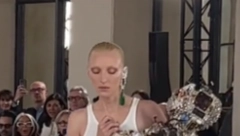 BIZARAN DETALJ NA REVIJI U PARIZU Manekenka prošetala sa futurističkom bebom na boku, svi se pitaju da li je živa