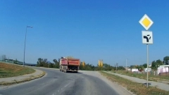 GREŠE I NAJBOLJI VOZAČI Da li se u ovom slučaju daje migavac ili ne?