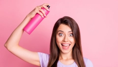 PRVA POMOĆ ZA ŽENSKE PROBLEME Evo zašto u tašni uvek treba da nosite lak za kosu, nije za frizuru