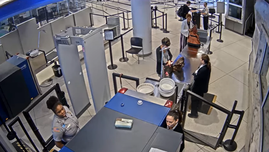JEDNA REČ JE KOŠTALA POSLA Radnica aerodroma putniku dala papirić, zbog onoga što je pisalo unutra je odmah dobila otkaz (VIDEO)