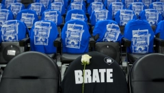 BRATE! Košarkaši Golden Stejta i Atlante istrčali na teren u majicama posvećenim Dejanu Milojeviću (FOTO)