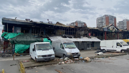 "SVE JE NESTALO U TRENU" Bolne scene u bloku 70 jutro nakon stravičnog požara, radnici skupljaju uništenu robu (FOTO+VIDEO)