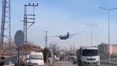 DRAMA U TURSKOJ Vojni avion hitno sleteo (VIDEO)