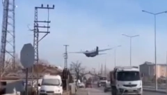 DRAMA U TURSKOJ Vojni avion hitno sleteo (VIDEO)