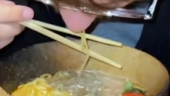 NE MUČITE SE VIŠE Fenomenalan trik olakšava upotrebu štapića za jelo, i početnici će uspeti da ga savladaju kao od šale!