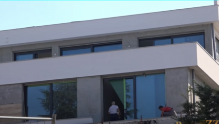 OVO JE LUKS VILA KOJU HARIS OSTAVLJA PORODICI Pevač uložio dva miliona evra, sve pršti od luksuza, rušili je nekoliko puta