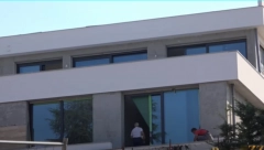 OVO JE LUKS VILA KOJU HARIS OSTAVLJA PORODICI Pevač uložio dva miliona evra, sve pršti od luksuza, rušili je nekoliko puta