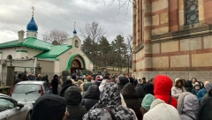 ČUDOTVORNA IKONA STIGLA U SRBIJU, SVAKO KO JE DODIRNE ODLAZI SA BLAGOSLOVOM Sedam strela probada srce Majke Božje, vernici čekali satima da joj se poklone