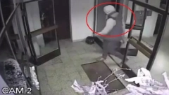 NOVOSAĐANI, OBAVEZNO ZAKLJUČAVAJTE STANOVE! Nepoznati muškarac pokušava da uđe u otključane stanove na Detelinari (VIDEO)