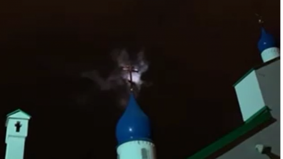 VERNICI TVRDE DA SU VIDELI ANĐELA I LIK BOGORODICE Tokom poklonjenja ikoni na nebu neobična prikaza  "Čudo! Je li ovo moguće?!", uzvikuje okupljen narod (VIDEO)