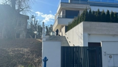 ALO! PAPARAZZO NA LICU MESTA U jeku razvoda Harisa i Meline, ispred vile na Senjaku zatekli smo njega!