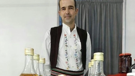 OVO IMA SAMO U SRBIJI, VLADA NAPRAVIO SLATKO OD SLANINE Mast curi ali slatka, pogledajte kako izgleda ovaj specijalitet