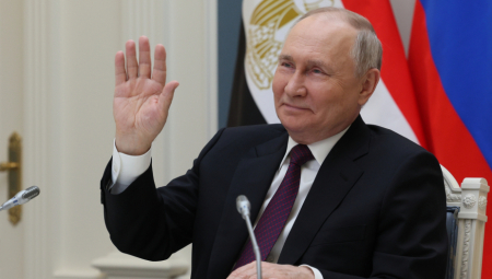 ČEKAO PRAVI TRENUTAK Putin odlikovao predsednika Državne dume Ordenom zasluga za otadžbinu prvog stepena (FOTO)