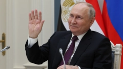 ČEKAO PRAVI TRENUTAK Putin odlikovao predsednika Državne dume Ordenom zasluga za otadžbinu prvog stepena (FOTO)