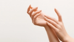 PODMLADITE VAŠE RUKE Brzo oporavite kožu i vratite joj negovan izgled bez obzira na ciču zimu