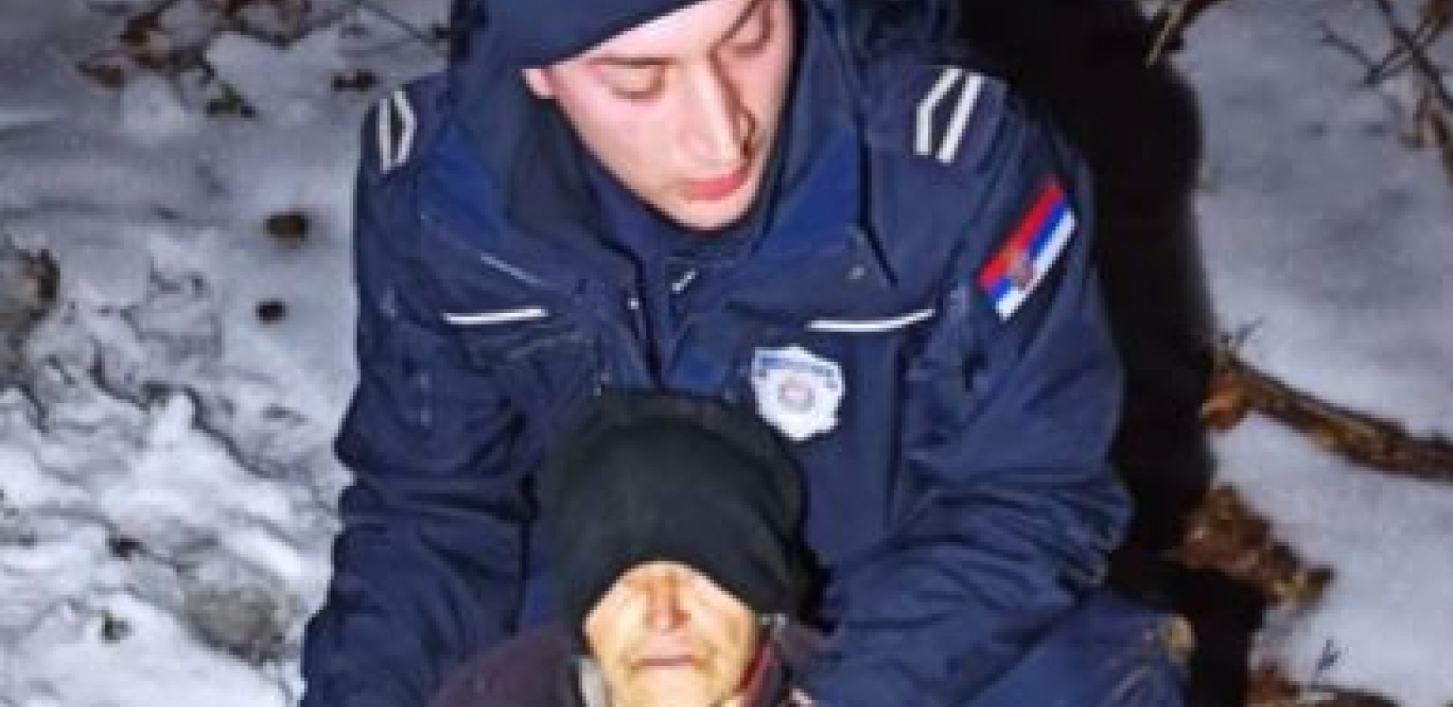 ONI SU PRAVI HEROJI Policija pronašla nestalu baku, nosili je do kuće (VIDEO)