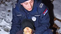 ONI SU PRAVI HEROJI Policija pronašla nestalu baku, nosili je do kuće (VIDEO)