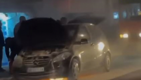 UŽAS U BEOGRADU Zapalio se automobil na tramvajskim šinama (VIDEO)